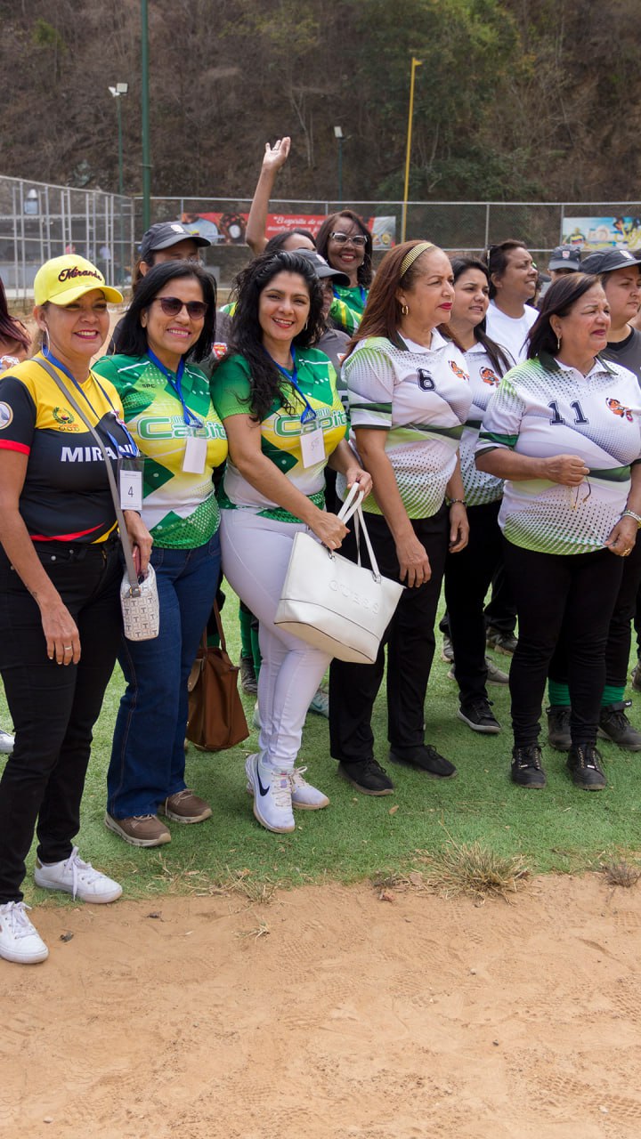 Participantes y representantes en una jornada de apertura de LGD