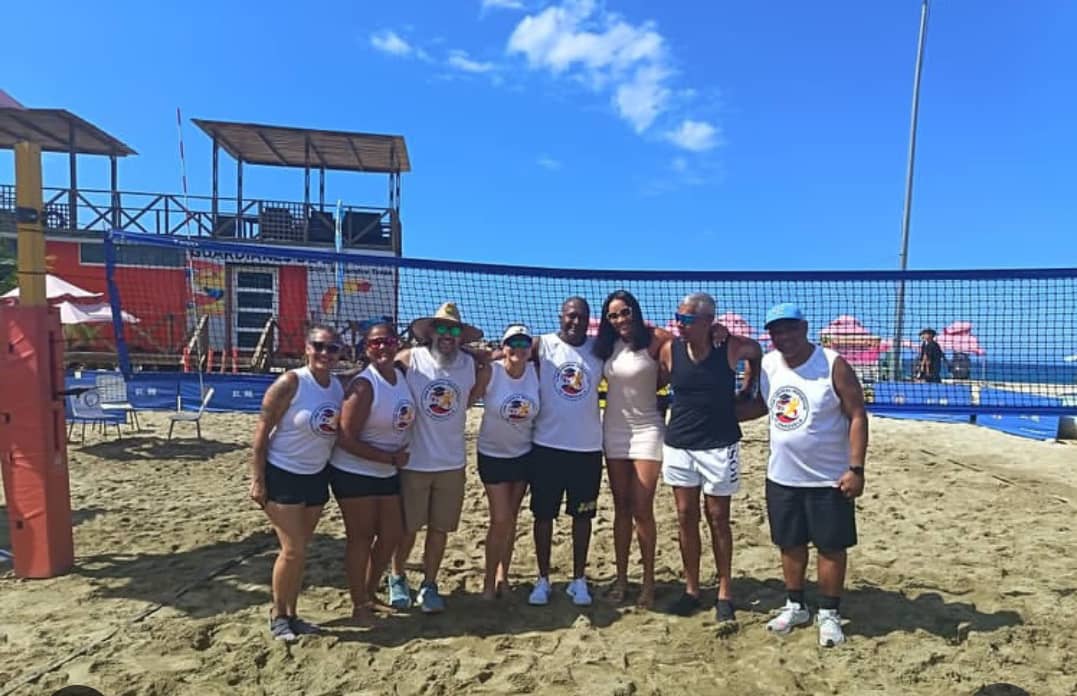 Participantes de LGD en una jornada de voleibol de playa